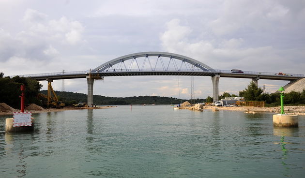 Zdrelac, 270609.
Nedavno pusten cestovni promet preko mosta Zdrelac u Zadarskom akvatoriju sa sobom je povukao i nesluzbeni promet brodova kroz istoimeni kanal.
Na slici: novi most Zdrelac sa juzne strane.
Foto: Sime Sokota / CROPIX