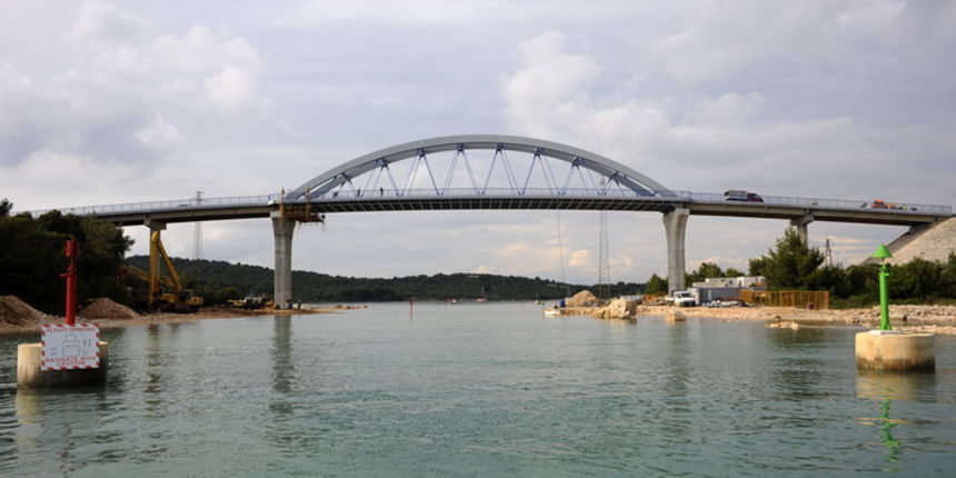 Zdrelac, 270609.
Nedavno pusten cestovni promet preko mosta Zdrelac u Zadarskom akvatoriju sa sobom je povukao i nesluzbeni promet brodova kroz istoimeni kanal.
Na slici: novi most Zdrelac sa juzne strane.
Foto: Sime Sokota / CROPIX