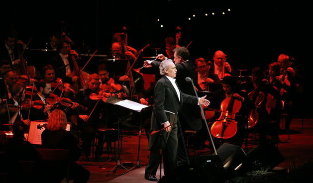 Zagreb, 191209.
U Areni Zagreb odrzan je humanitarni koncert naziva Korak u zivot u svrhu prikupljanja novca za skolovanje djece iz djecjih domova. Nastupili su Jose Carreras, Tony Cetinski i Celine Byrne. 
Na slici: Jose Carreras.
Foto: Neja Markicevic /