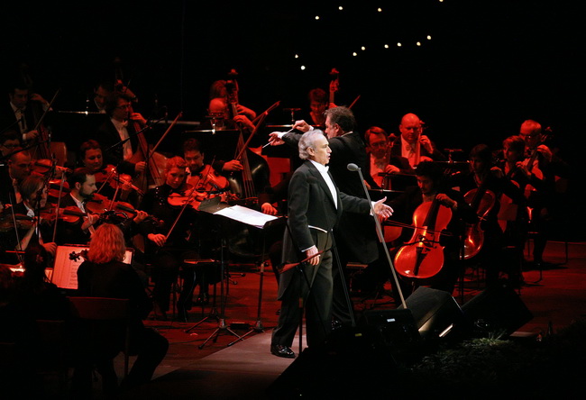 Zagreb, 191209.
U Areni Zagreb odrzan je humanitarni koncert naziva Korak u zivot u svrhu prikupljanja novca za skolovanje djece iz djecjih domova. Nastupili su Jose Carreras, Tony Cetinski i Celine Byrne.
Na slici: Jose Carreras.
Foto: Neja Markicevic / Zagreb, 191209.
U Areni Zagreb odrzan je humanitarni koncert naziva Korak u zivot u svrhu prikupljanja novca za skolovanje djece iz djecjih domova. Nastupili su Jose Carreras, Tony Cetinski i Celine Byrne.
Na slici: Jose Carreras.
Foto: Neja Markicevic /