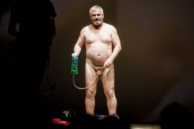 Zagreb, 230912.
Veceras je u KD Vatroslav Lisinski premijerno izvedena predstava Montazstroja 55+ u kojoj volonterski glumi 55 anonimaca starijih od 55 godina.
Foto: Neja Markicevic / CROPIX Zagreb, 230912.
Veceras je u KD Vatroslav Lisinski premijerno izvedena predstava Montazstroja 55+ u kojoj volonterski glumi 55 anonimaca starijih od 55 godina.
Foto: Neja Markicevic / CROPIX