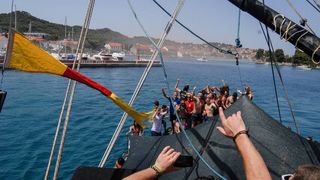 Tunuara 2016 – defile ribarica, spremanje brudeta, demonstracija ribarske vještine i koncert Zorica Kondža. Foto: TZ općine Kali/Adam Vidas Tunuara 2016 – defile ribarica, spremanje brudeta, demonstracija ribarske vještine i koncert Zorica Kondža. Foto: TZ općine Kali/Adam Vidas
