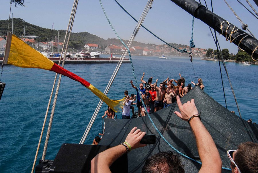 Tunuara 2016 – defile ribarica, spremanje brudeta, demonstracija ribarske vještine i koncert Zorica Kondža. Foto: TZ općine Kali/Adam Vidas Tunuara 2016 – defile ribarica, spremanje brudeta, demonstracija ribarske vještine i koncert Zorica Kondža. Foto: TZ općine Kali/Adam Vidas