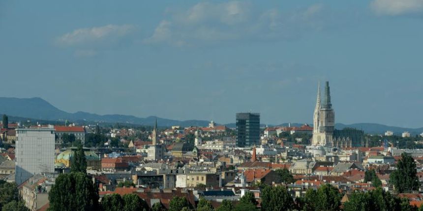 16.07.2013., Zagreb – Pogled na zagrebacku katedralu i Zagreb iz HT nebodera. GRAD ZAGREB Photo: Marko Prpic/PIXSELL 16.07.2013., Zagreb – Pogled na zagrebacku katedralu i Zagreb iz HT nebodera. GRAD ZAGREB Photo: Marko Prpic/PIXSELL