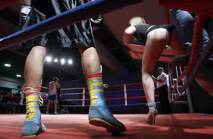 Zadar, 230910
U Fitness klubu Omnia u Zadru odrzani boksacki mecevi izmedju Hrvatskih i Madjarskih boksaca. Na slici detalj iz ringa.
Foto: Jure Miskovic / CROPIX Zadar, 230910
U Fitness klubu Omnia u Zadru odrzani boksacki mecevi izmedju Hrvatskih i Madjarskih boksaca. Na slici detalj iz ringa.
Foto: Jure Miskovic / CROPIX