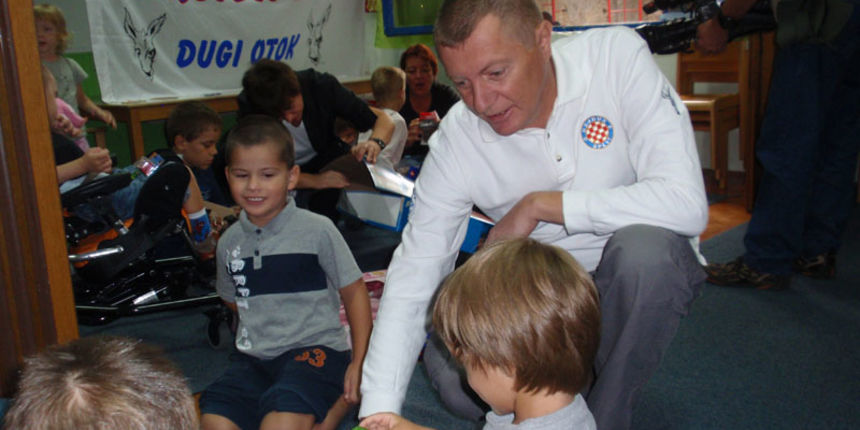 Udruga navijača Hajduk iz Salija donira dječiji vrtić Latica Udruga navijača Hajduk iz Salija donira dječiji vrtić Latica