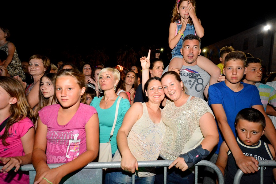 Vir : Colonia rasplesala tisuće posjetitelja na Viru ; foto Iva Perinčić Vir : Colonia rasplesala tisuće posjetitelja na Viru ; foto Iva Perinčić