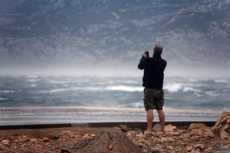 Olujna bura prekinula trajektni promet između Prizne i Žigljena. Photo: Dalibor Urukalović/PIXSELL Olujna bura prekinula trajektni promet između Prizne i Žigljena. Photo: Dalibor Urukalović/PIXSELL