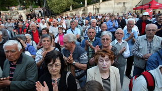Zadar, 120513.
Trg pet bunara, Poluotok. 
Predizborni skup SDP-a na kojem je sudjelovao predsjednik stranke Zoran Milanovic. Na skupu je predstavljen i kandidat za gradonacelnika Zadra Ivo Bilic. Na fotografiji: gradjani na skupu.
Foto: Jure Miskovic / CR