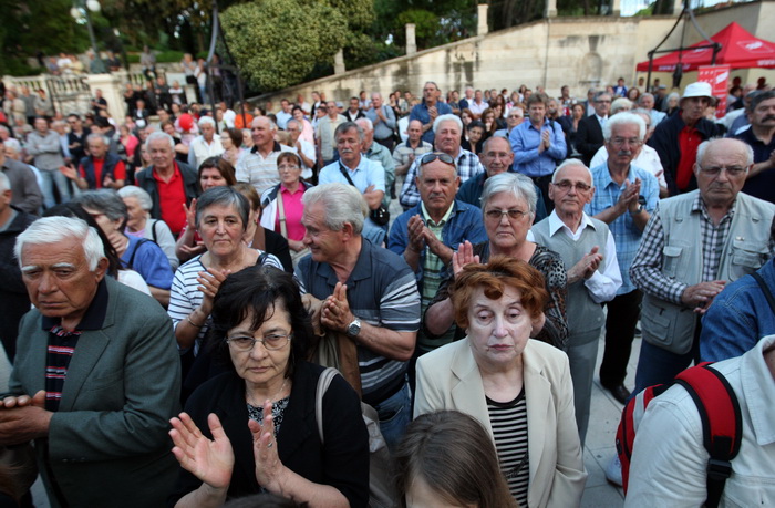 Zadar, 120513.
Trg pet bunara, Poluotok. 
Predizborni skup SDP-a na kojem je sudjelovao predsjednik stranke Zoran Milanovic. Na skupu je predstavljen i kandidat za gradonacelnika Zadra Ivo Bilic. Na fotografiji: gradjani na skupu.
Foto: Jure Miskovic / CR