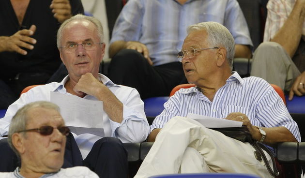 Split, 220810.
Utakmicu Prve HNL izmedju NK Hajduk i NK Zadar promatrali su i nekadasnji izbornik engleske nogometne reprezentacije Sven Goran Eriksson i Tomislav Ivic. Eriksson boravi u Splitu kako bi promovirao Sportske igre mladih.
Foto: Jakov Prkic /