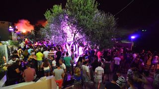 Subotnja zabava u Noštromo i Vagabundo barovima na Viru ; foto Iva Perinčić