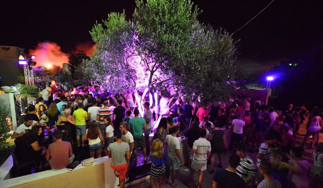 Subotnja zabava u Noštromo i Vagabundo barovima na Viru ; foto Iva Perinčić