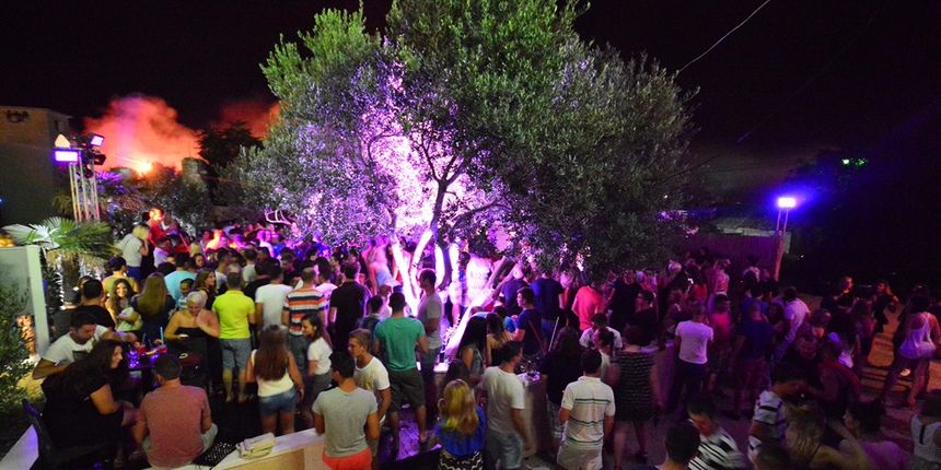 Subotnja zabava u Noštromo i Vagabundo barovima na Viru ; foto Iva Perinčić