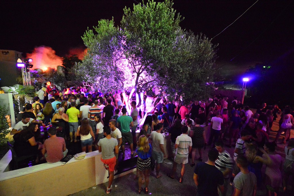 Subotnja zabava u Noštromo i Vagabundo barovima na Viru ; foto Iva Perinčić