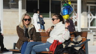 Zadar, 221212.
Prekrasan, gotovo proljetni dan, omogucio je zadranima da uzivaju u jutarnjoj setnji i kavi na terasama kafica. Temperatura zraka je 14 stupnjeva Celzijusa.
Na fotografiji: Zadrani uzivaju na Forumu.
Foto: Luka Gerlanc / CROPIX Zadar, 221212.
Prekrasan, gotovo proljetni dan, omogucio je zadranima da uzivaju u jutarnjoj setnji i kavi na terasama kafica. Temperatura zraka je 14 stupnjeva Celzijusa.
Na fotografiji: Zadrani uzivaju na Forumu.
Foto: Luka Gerlanc / CROPIX