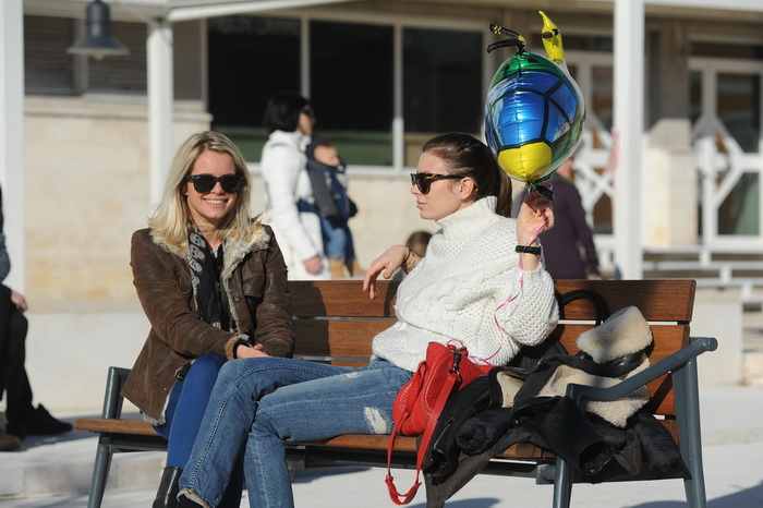 Zadar, 221212.
Prekrasan, gotovo proljetni dan, omogucio je zadranima da uzivaju u jutarnjoj setnji i kavi na terasama kafica. Temperatura zraka je 14 stupnjeva Celzijusa.
Na fotografiji: Zadrani uzivaju na Forumu.
Foto: Luka Gerlanc / CROPIX Zadar, 221212.
Prekrasan, gotovo proljetni dan, omogucio je zadranima da uzivaju u jutarnjoj setnji i kavi na terasama kafica. Temperatura zraka je 14 stupnjeva Celzijusa.
Na fotografiji: Zadrani uzivaju na Forumu.
Foto: Luka Gerlanc / CROPIX