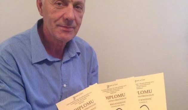 Pčelar Marko Knežević s diplomama na manifestaciji Jesen u Lici
