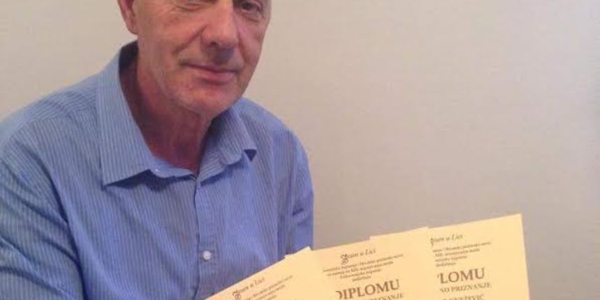 Pčelar Marko Knežević s diplomama na manifestaciji Jesen u Lici