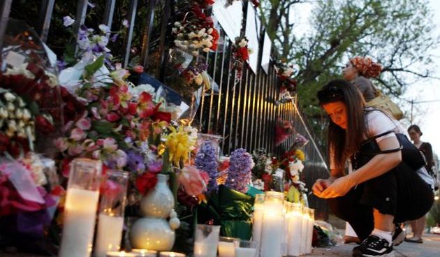Poljaci pale svijeće i donose cvijeće pred predsjedničku palaču (Foto: AP)