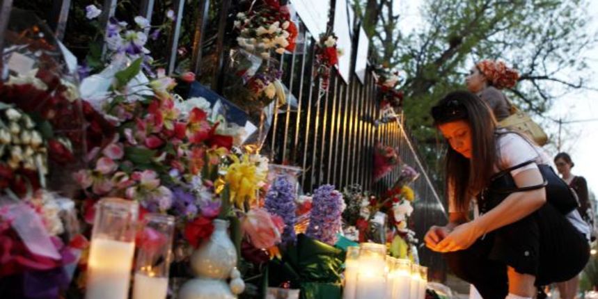 Poljaci pale svijeće i donose cvijeće pred predsjedničku palaču (Foto: AP) Poljaci pale svijeće i donose cvijeće pred predsjedničku palaču (Foto: AP)