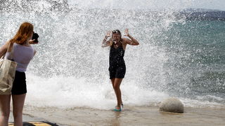 Zadar, 200711.
Jaka tramontana puse od sinoc. Dok mnogima stvara probleme u morskom prometu neki uzivaju u velikim valovima. 
Foto: Jure Miskovic / CROPIX