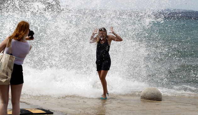 Zadar, 200711.
Jaka tramontana puse od sinoc. Dok mnogima stvara probleme u morskom prometu neki uzivaju u velikim valovima. 
Foto: Jure Miskovic / CROPIX