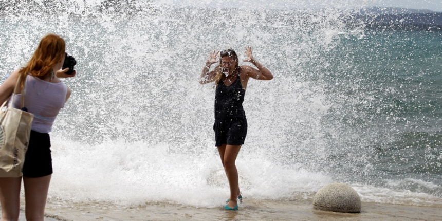 Zadar, 200711.
Jaka tramontana puse od sinoc. Dok mnogima stvara probleme u morskom prometu neki uzivaju u velikim valovima.
Foto: Jure Miskovic / CROPIX Zadar, 200711.
Jaka tramontana puse od sinoc. Dok mnogima stvara probleme u morskom prometu neki uzivaju u velikim valovima.
Foto: Jure Miskovic / CROPIX