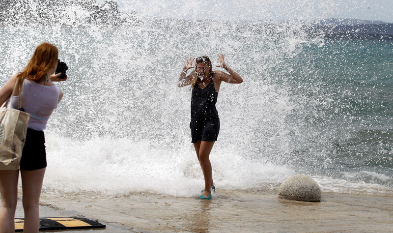Zadar, 200711.
Jaka tramontana puse od sinoc. Dok mnogima stvara probleme u morskom prometu neki uzivaju u velikim valovima. 
Foto: Jure Miskovic / CROPIX