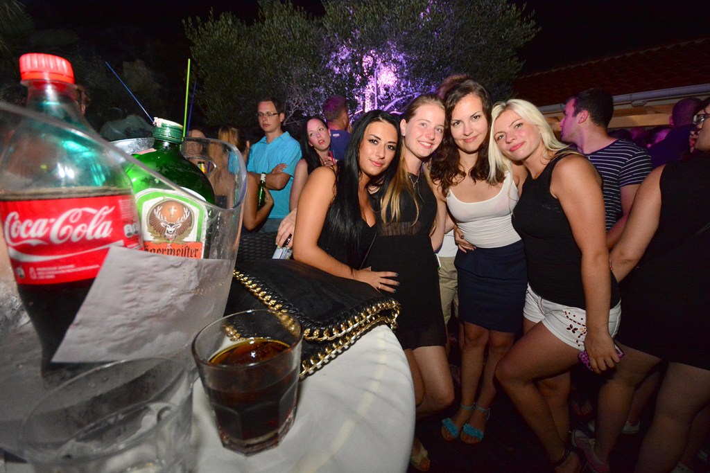 Subotnja zabava u Noštromo i Vagabundo barovima na Viru ; foto Iva Perinčić