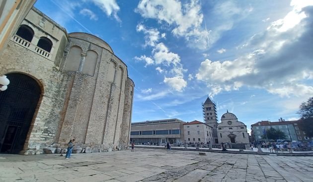 Zadar ilustracija, Forum, Donat, Arheoloski muzej Zadar, suncan dan, djelomice suncano, oblaci, listopad ilustracija Zadar ilustracija, Forum, Donat, Arheoloski muzej Zadar, suncan dan, djelomice suncano, oblaci, listopad ilustracija