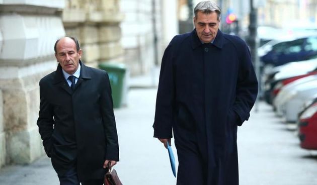 Zagreb – Nadan Vidosevic i njegov odvjetnik Drazen Delac dolaze na Zupanijski sud gdje ce Optuzno vijece odluciti o optuznici protiv Nadana Vidosevica i ostalih. U tzv. aferi Remorker Nadana Vidosevica se tereti da je s jos osam osoba Hrvatsku gospodarsku