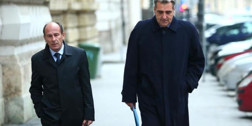 Zagreb – Nadan Vidosevic i njegov odvjetnik Drazen Delac dolaze na Zupanijski sud gdje ce Optuzno vijece odluciti o optuznici protiv Nadana Vidosevica i ostalih. U tzv. aferi Remorker Nadana Vidosevica se tereti da je s jos osam osoba Hrvatsku gospodarsku