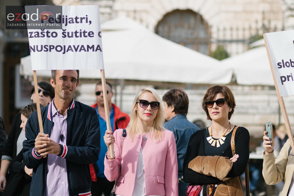 Prosvjedni skup roditelja protiv politike obaveznog cijepljenja Prosvjedni skup roditelja protiv politike obaveznog cijepljenja