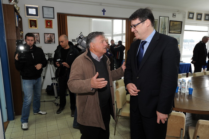 Zadar, 250313
Ministar znanosti, obrazovanja i sporta Zeljko Jovanovic boravak u Zadru zavrsio je posjetom najstarijem djelatnom sportskom drustvu u Zadru i prvom osnovanom hrvatskom veslackom klubu na Jadranskom moru Zadar, 250313
Ministar znanosti, obrazovanja i sporta Zeljko Jovanovic boravak u Zadru zavrsio je posjetom najstarijem djelatnom sportskom drustvu u Zadru i prvom osnovanom hrvatskom veslackom klubu na Jadranskom moru