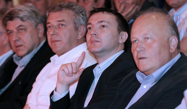 Split, 200512.
Gradsko kazaliste lutaka.
Konvencija zupanijskog SDP – a na koju su pristigli gosti iz vecine ogranaka sirom Hrvatske.
Na slici: Ranko Ostojic, Arsen Bauk, Slavko Linic.
Foto: Paun Paunovic / CROPIX