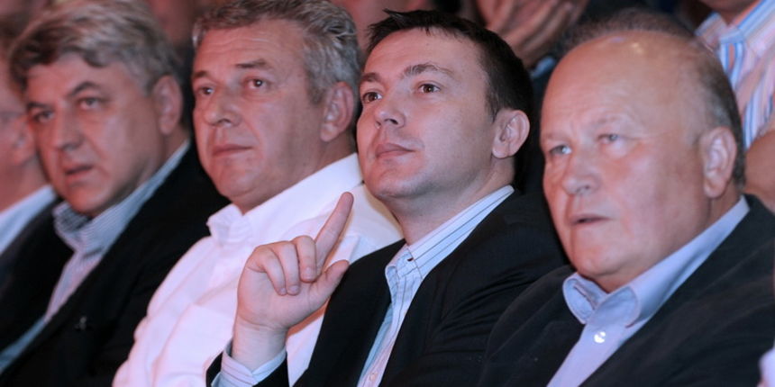 Split, 200512.
Gradsko kazaliste lutaka.
Konvencija zupanijskog SDP – a na koju su pristigli gosti iz vecine ogranaka sirom Hrvatske.
Na slici: Ranko Ostojic, Arsen Bauk, Slavko Linic.
Foto: Paun Paunovic / CROPIX Split, 200512.
Gradsko kazaliste lutaka.
Konvencija zupanijskog SDP – a na koju su pristigli gosti iz vecine ogranaka sirom Hrvatske.
Na slici: Ranko Ostojic, Arsen Bauk, Slavko Linic.
Foto: Paun Paunovic / CROPIX