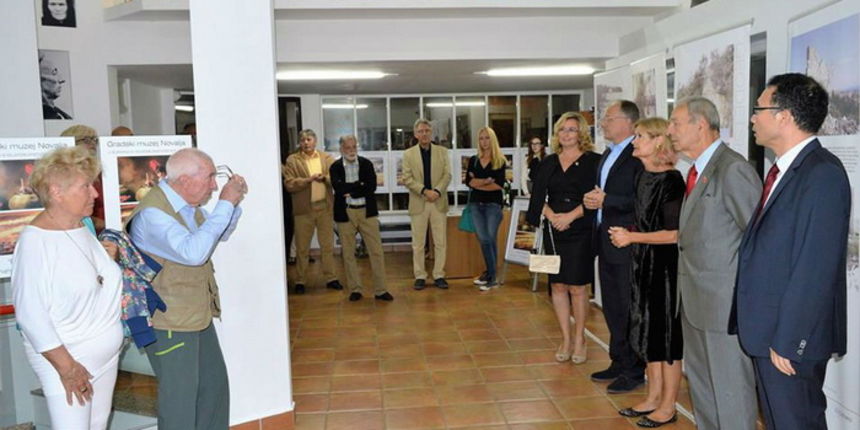 Novalja: Izložba “Put svile” u Gradskom muzeju. Foto: novalja.hr Novalja: Izložba “Put svile” u Gradskom muzeju. Foto: novalja.hr