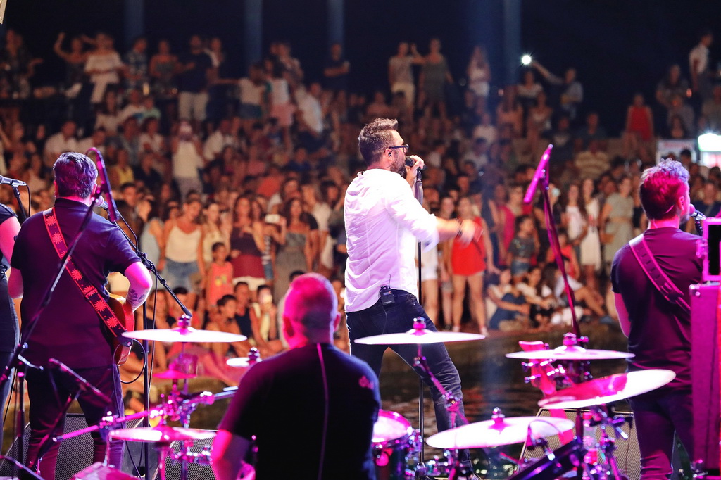 Fenomenalni Petar Grašo raspjevao i rasplesao Biograd Fenomenalni Petar Grašo raspjevao i rasplesao Biograd