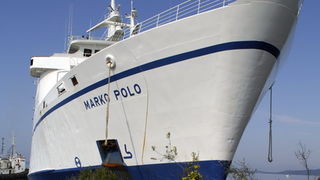 Kornati, Otok Sit, 261009 .
Putnicki brod Marko Polo nasukao se prekjucer unutar otoka Sita na sjeverozapadnoj strani. 
Marko Polo je provom zaorao barem desetak metara u kopno, srusio morske stijene i raslinje, probio zid ograde obitelji Kovacev i zausta