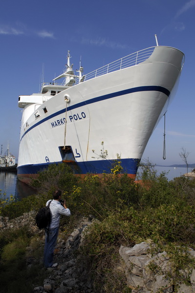 Kornati, Otok Sit, 261009 .
Putnicki brod Marko Polo nasukao se prekjucer unutar otoka Sita na sjeverozapadnoj strani. 
Marko Polo je provom zaorao barem desetak metara u kopno, srusio morske stijene i raslinje, probio zid ograde obitelji Kovacev i zausta