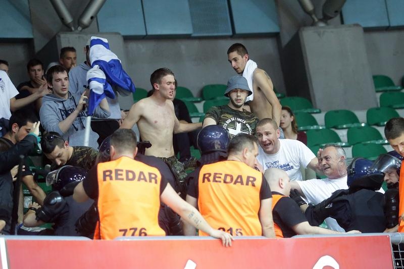 Intervencija policije na tribini s navijačima Zadra na utakmici Cibone i Zadra (80-71). Photo: Goran Stanzl/PIXSELL Intervencija policije na tribini s navijačima Zadra na utakmici Cibone i Zadra (80-71). Photo: Goran Stanzl/PIXSELL