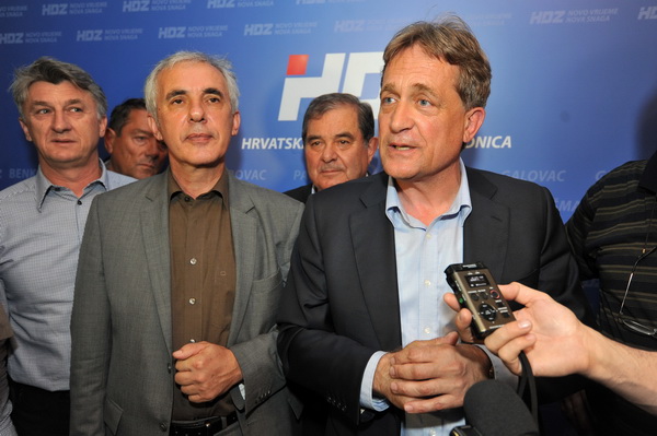 Zadar, 190513.Lokalni izbori 2013.Stozer HDZ-a.HDZ slavi pobjedu na lokalnim izborima. Prema nesluzbenim rezultatima pobijedili su u utrci za zupanijsku skupstinu, gradsko vijece, stari novi zupan Stipe Zrilic je takodjer premocno pobijedio, a Bozidar Zadar, 190513.Lokalni izbori 2013.Stozer HDZ-a.HDZ slavi pobjedu na lokalnim izborima. Prema nesluzbenim rezultatima pobijedili su u utrci za zupanijsku skupstinu, gradsko vijece, stari novi zupan Stipe Zrilic je takodjer premocno pobijedio, a Bozidar