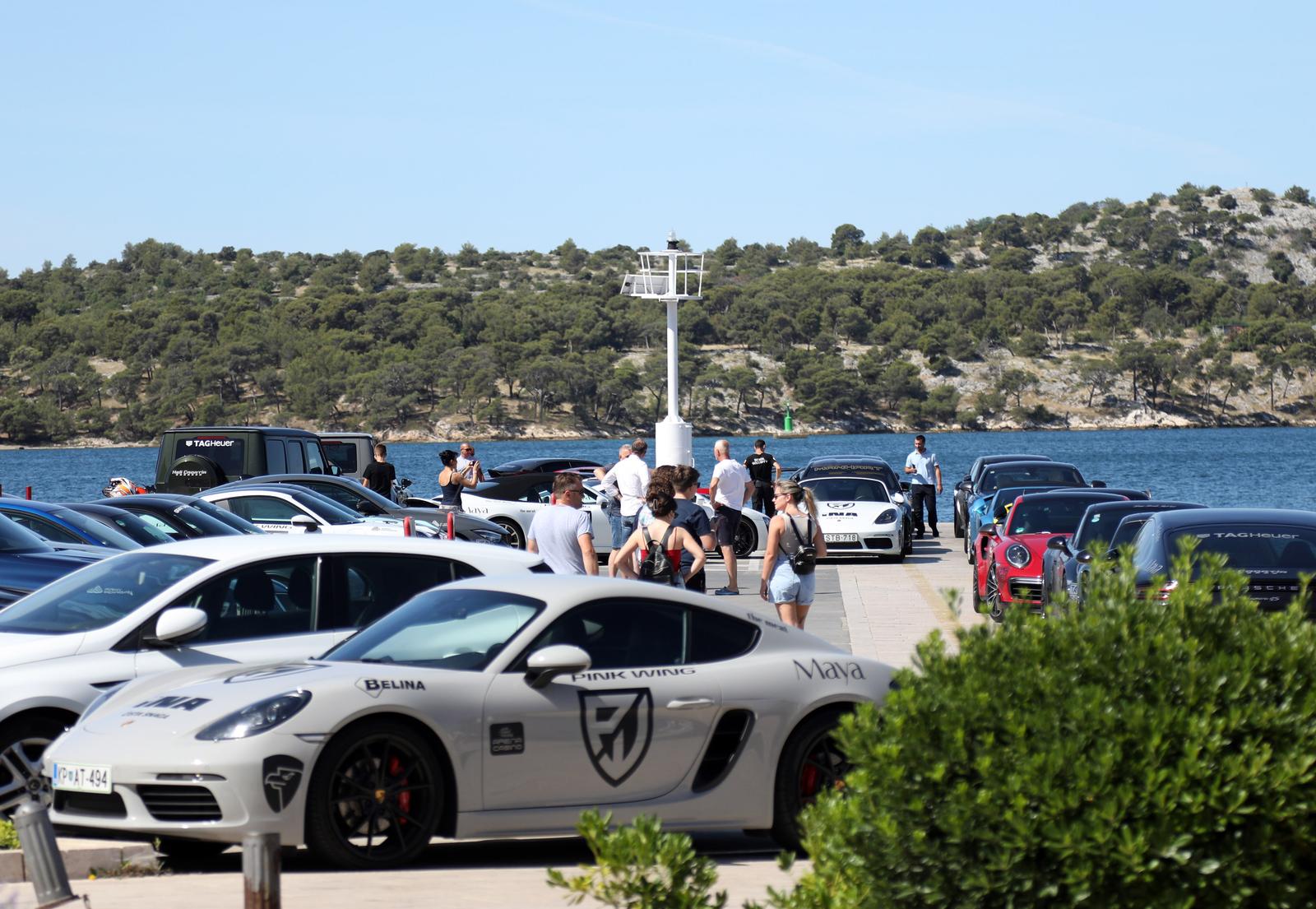 Šibenik: Sportski automobili u sklopu projekta “Pink Wing” zaposjeli gradsku rivu