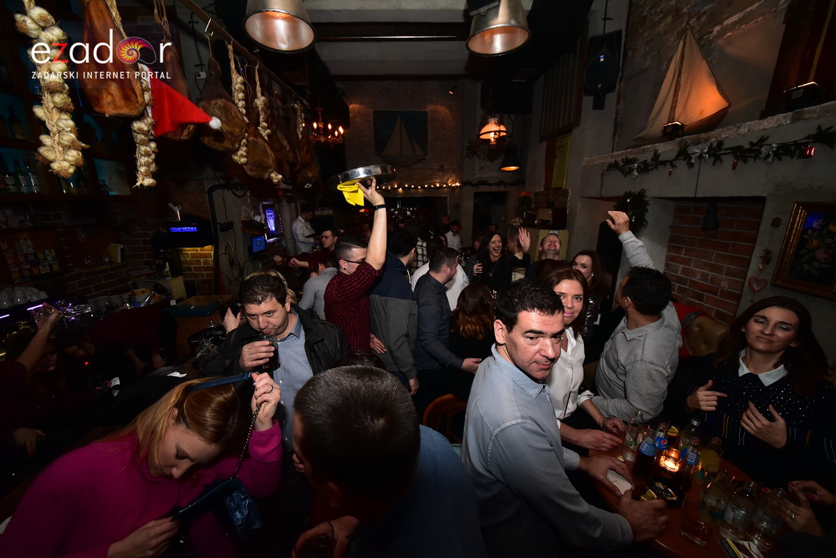 Tisuće Zadrana uživalo na krcatom Narodnom trgu i Tgu Petra Zoranića uz Tomislava Bralića i klapu Intrade Tisuće Zadrana uživalo na krcatom Narodnom trgu i Tgu Petra Zoranića uz Tomislava Bralića i klapu Intrade