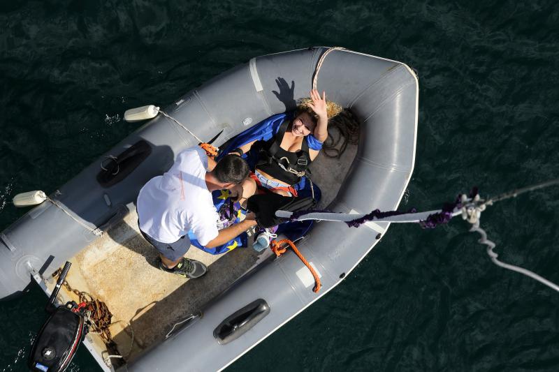 30.06.2013., Zadar – Povodom ulaska Republike Hrvatske u Europsku uniju mladic i djevojka skocili su s Maslenickog mosta sa zastavom Europske unije, dok je mladi Britanac skocio sa hrvatskom zastavom. Photo: Filip Brala/PIXSELL Autor  Filip Brala/PIXSEL