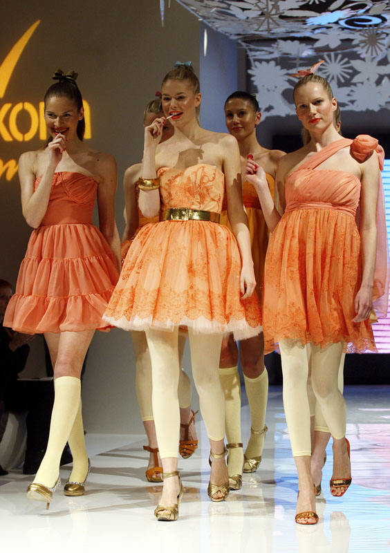 Zagreb, 260309.
Muzej Mimara.
Modna revija novih Rexoninih mirisnih kolekcija.
Rexona event dizajnera Ivice Skoke prikazali su modnu reviju inspiriranu mirisima koje su nosile izmedju ostalih i Vedrana Linardic, Anita Dujic, Nives Vincic, a voditelji Zagreb, 260309.
Muzej Mimara.
Modna revija novih Rexoninih mirisnih kolekcija.
Rexona event dizajnera Ivice Skoke prikazali su modnu reviju inspiriranu mirisima koje su nosile izmedju ostalih i Vedrana Linardic, Anita Dujic, Nives Vincic, a voditelji