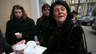 Zagreb, 040110
HDZ, Trg zrtava fasizma 4.
Sjednica predsjednistva HDZ-a zbog najavljenog povratka Ive Sanadera. Zbivanja u HDZ-u od jutra prati veliki broj novinara , fotoreportera i snimatelja.
Na fotografiji: Maja Getto konobarica iz kafica HDZ-a dosla