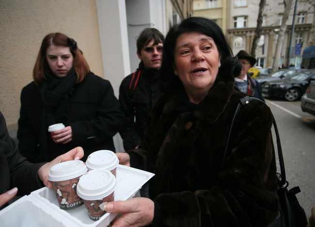 Zagreb, 040110
HDZ, Trg zrtava fasizma 4.
Sjednica predsjednistva HDZ-a zbog najavljenog povratka Ive Sanadera. Zbivanja u HDZ-u od jutra prati veliki broj novinara , fotoreportera i snimatelja.
Na fotografiji: Maja Getto konobarica iz kafica HDZ-a dosla