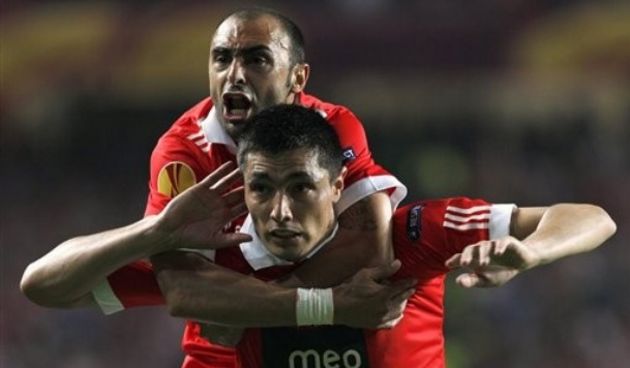 Benfica’s Oscar Cardozo from Paraguay celebrates with fellow team member Carlos Martins // AP Photo